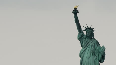 primer plano de la estatua de la libertad en un día nublado