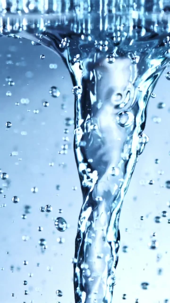 Primo piano di vortice d'acqua blu cristallina con bolle