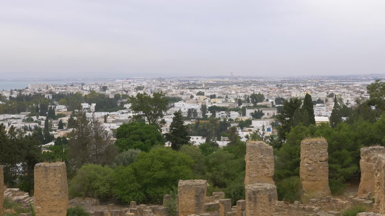 panning hermoso paisaje con ciudad y árboles de las antiguas ruinas de cartago, túnez
