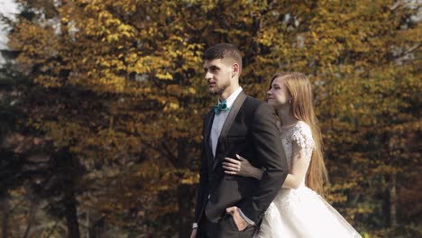 Recién-Casados.-Novio-Caucásico-Con-Novia-En-El-Parque.-Pareja-De-Novios.-Familia-Feliz