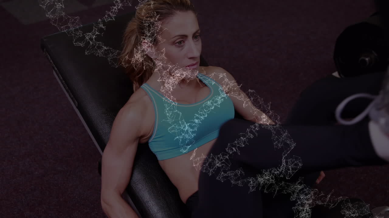 animación de la hilera de adn y procesamiento de datos sobre una mujer fuerte haciendo ejercicio
