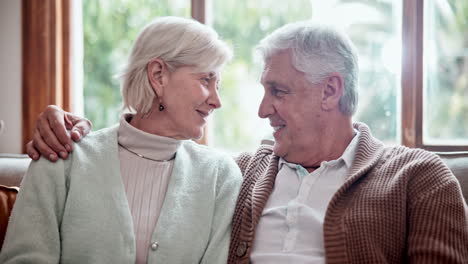 Abrazo,-Hogar-Y-Pareja-De-Ancianos-En-Un-Sofá