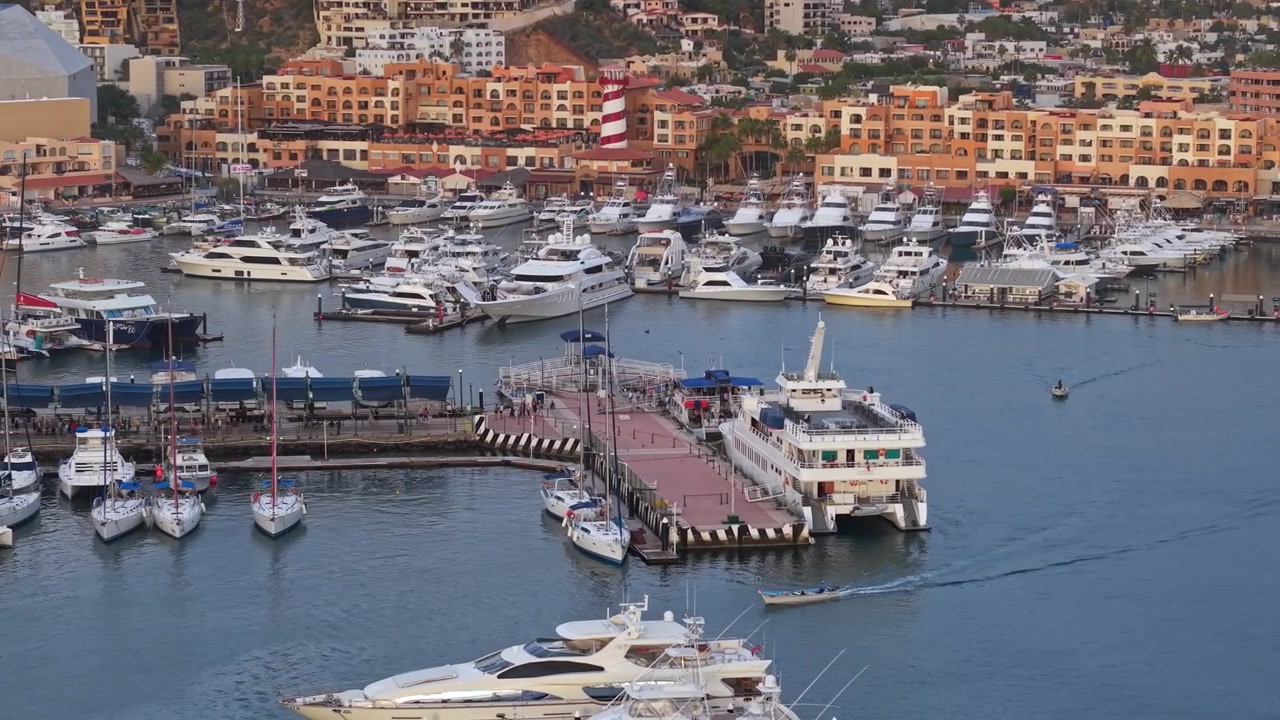 Orbita aerea con teleobiettivo del porto di lusso di Cabo San Lucas con yacht esclusivi lungo la sua costa, Bassa California, Messico