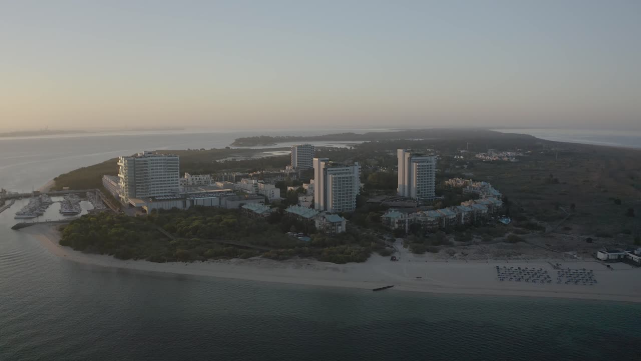 fabulosa vista aérea de la isla histórica en el lago en portugal ciudad histórica antigua gran depósito de agua playa de arena, atracción lugar perfecto para relajarse viaje turístico viajar a europa