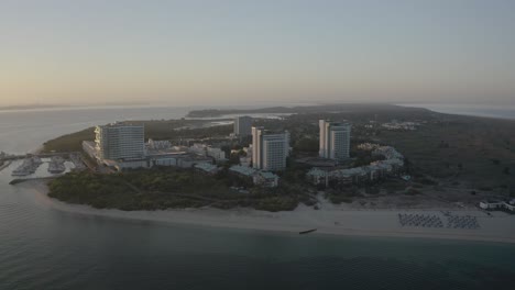 Fabulosa-Vista-Aérea-De-La-Isla-Histórica-En-El-Lago-En-Portugal-Ciudad-Histórica-Antigua-Gran-Depósito-De-Agua-Playa-De-Arena,-Atracción-Lugar-Perfecto-Para-Relajarse-Viaje-Turístico-Viajar-A-Europa