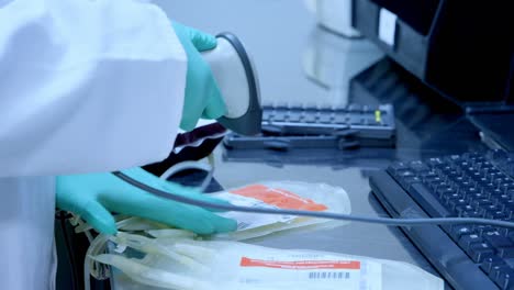 técnico de laboratorio que utiliza un escáner de códigos de barras 4k