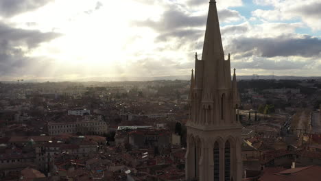 Erstaunliche-Filmische-Aufnahme-Der-Kirche-Sainte-Anne-Im-Bewölkten-Sonnenuntergang-Von-Montpellier