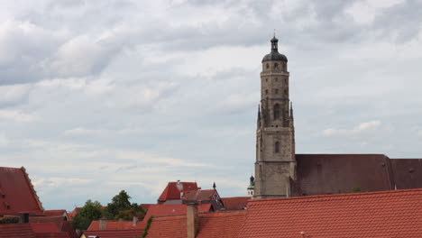 Clouds-moving-over-Saint-George-Church,-Daniel-Tower,-Nördlingen,-Germany