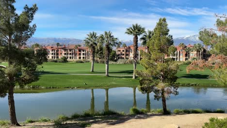 Luxuriöses-Golfresort-In-Palm-Springs,-Umgeben-Von-Bergen-An-Einem-Sonnigen-Tag-In-Kalifornien,-USA