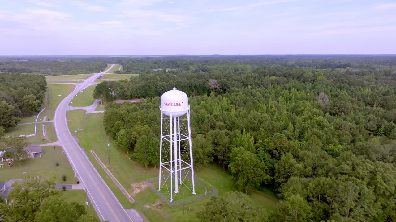 State Line, Mississippi vanntårn med dronevideo som flyr inn