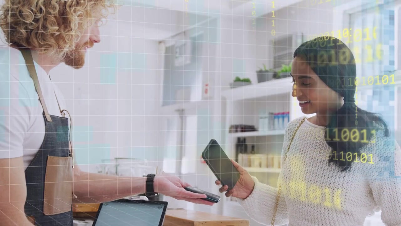 Kvinde bruger betalingsapp og tapper telefonen ved disken, medarbejder holder læser, overlay signalerer succes
