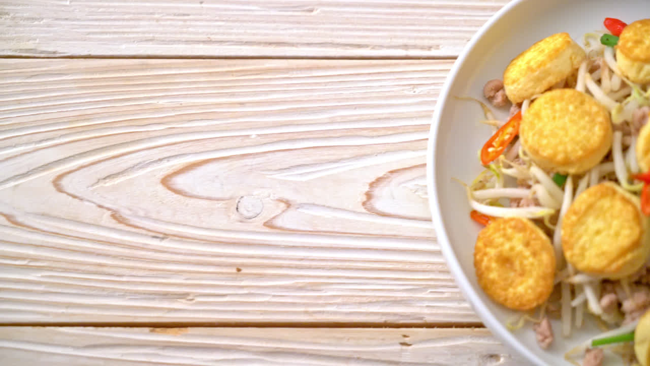 brotes de soja salteados, tofu de huevo y carne de cerdo picada - estilo de comida asiática