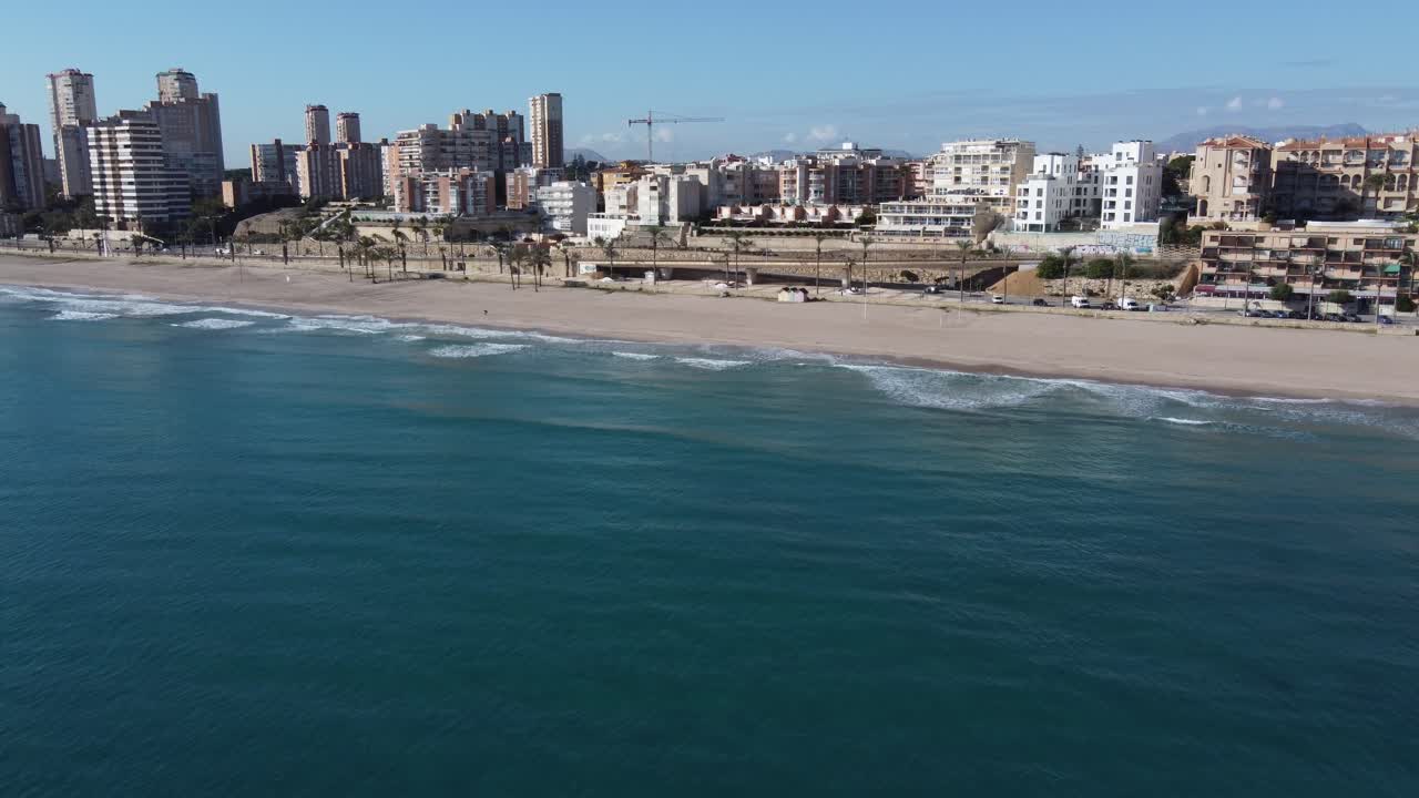 Panoramica aerea della spiaggia di Muchavista a El Campello, Spagna