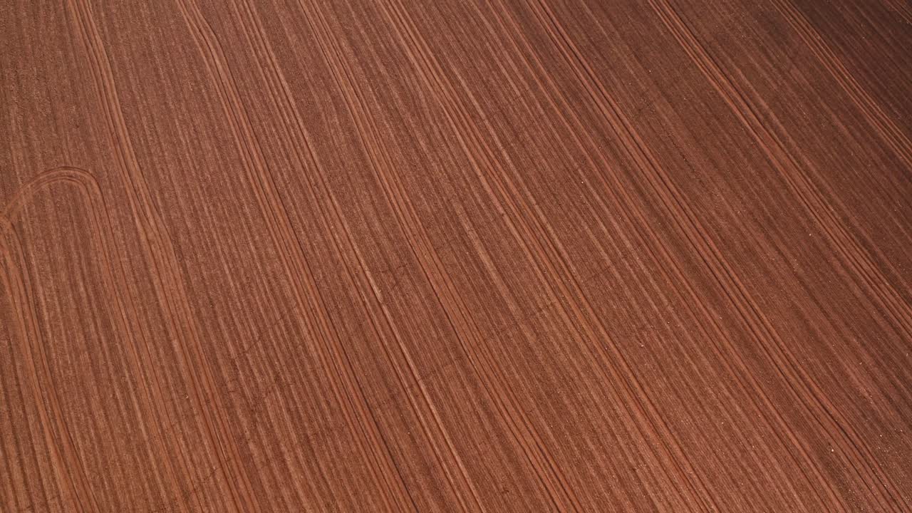 líneas de textura del suelo recién arado en el campo agrícola, perspectiva aérea de drones de arriba hacia abajo