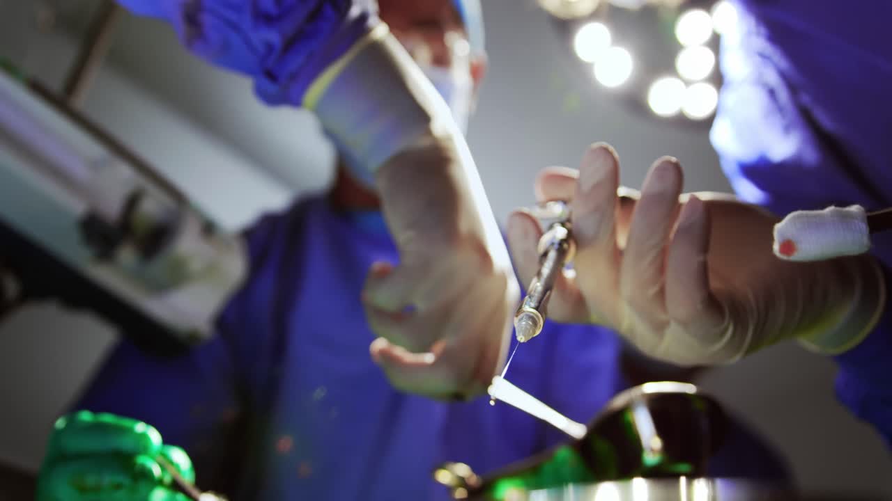 수술 4k를 수행하는 외과 의사