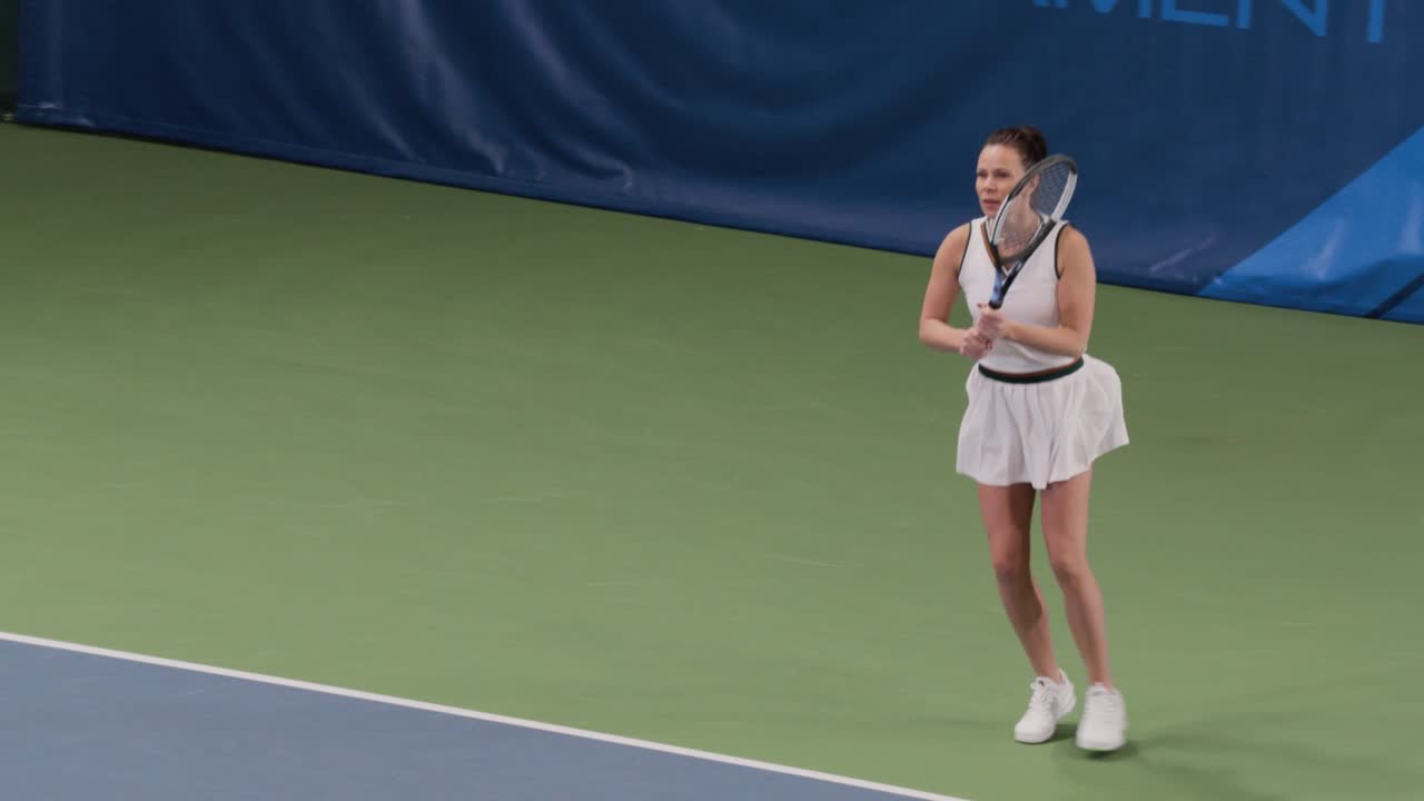 여자 테니스 선수가 라켓으로 공을 때리며 챔피언십 경기에서 승리합니다. 전문 여성 운동 선수가 완벽한  후 승리를 축하합니다. 세계 스포츠 토너먼트 tv 채널 재생. 느린 모션