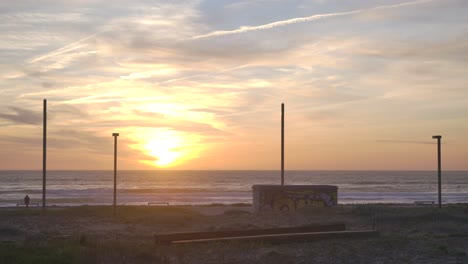 timelaps de una puesta de sol en costa da caparica, portugal