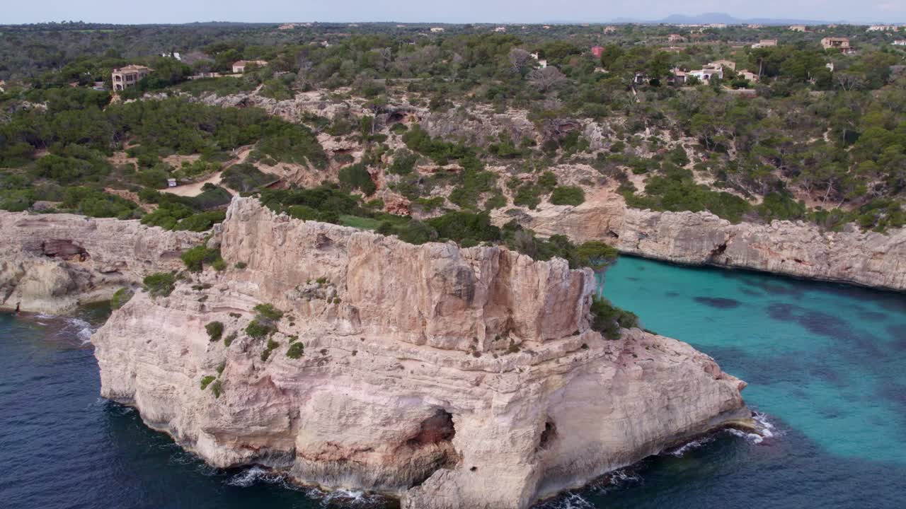 Barche da pesca riposano nella tranquilla baia di S'Almonia