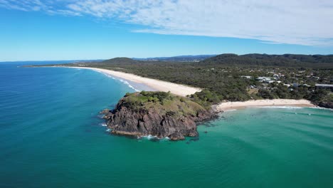 Idyllischer-Blick-Auf-Die-Landzunge-Von-Norris-Am-Cabarita-Beach,-Tweed-Shire,-Bogangar,-Northern-Rivers,-New-South-Wales,-Australien.-Luftaufnahme-Nach-Rechts