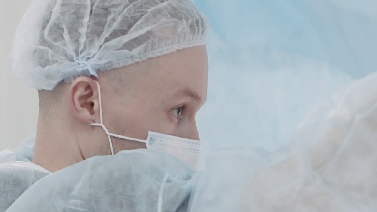 врач или медсестра в операционной