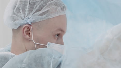 médico o enfermera en la sala de operaciones