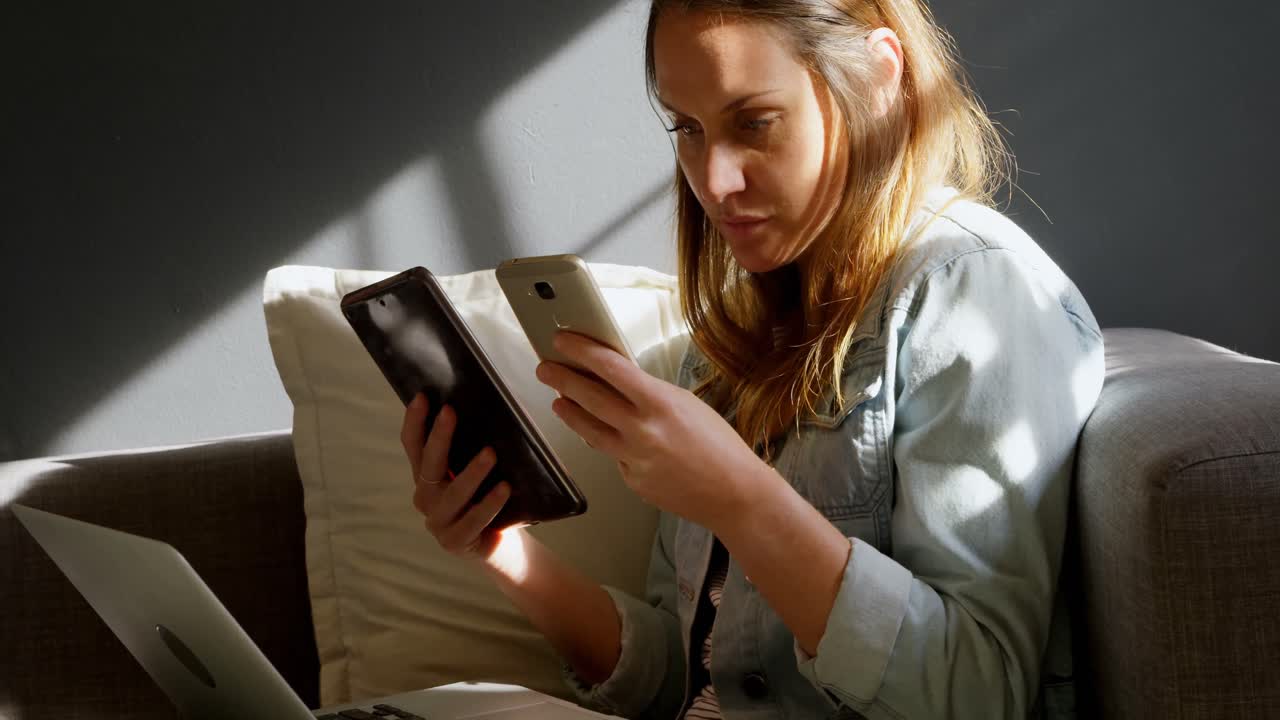 Designérka šperků používající mobilní telefon a digitální tablet 4k