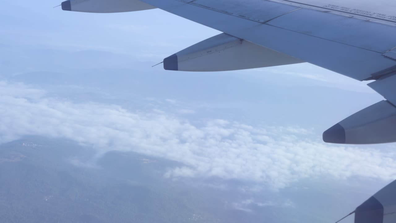 비행기 날개 클로즈업  뷰