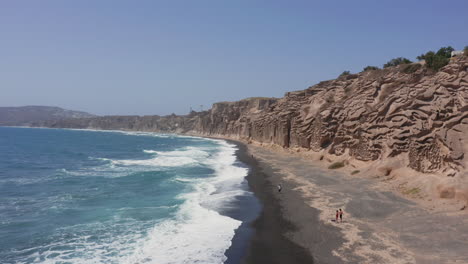 antena: toma directa de drones de la playa de vlychada en santorini, grecia con gente, 4k prores