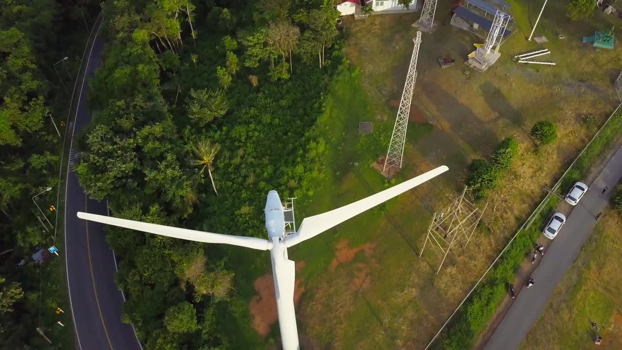 tomada aérea de drones: vista aérea de pájaros 4k en el molino de viento de energía eólica