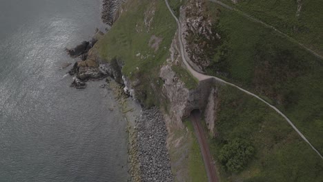 Riel-De-Tren-En-El-Sendero-Cliff-Walk-En-Bray,-Wicklow,-Irlanda---Toma-Aérea