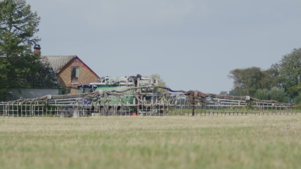들판에서 일하는 트랙터의 정적  ⁇ , 건너 운전