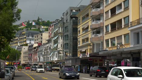 hora del día soleado centro de la ciudad de montreux famosa calle de tráfico bahía cámara lenta panorama 4k suiza