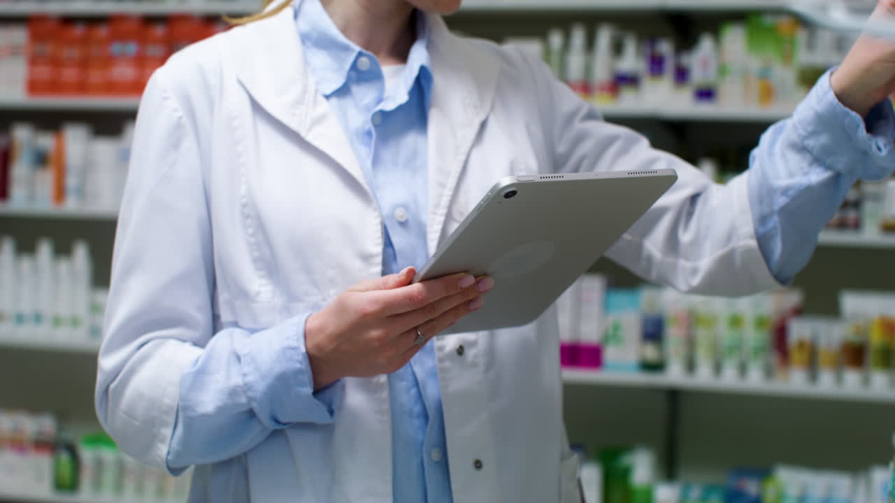 실내에서 태블릿을 사용하는 젊은 여성