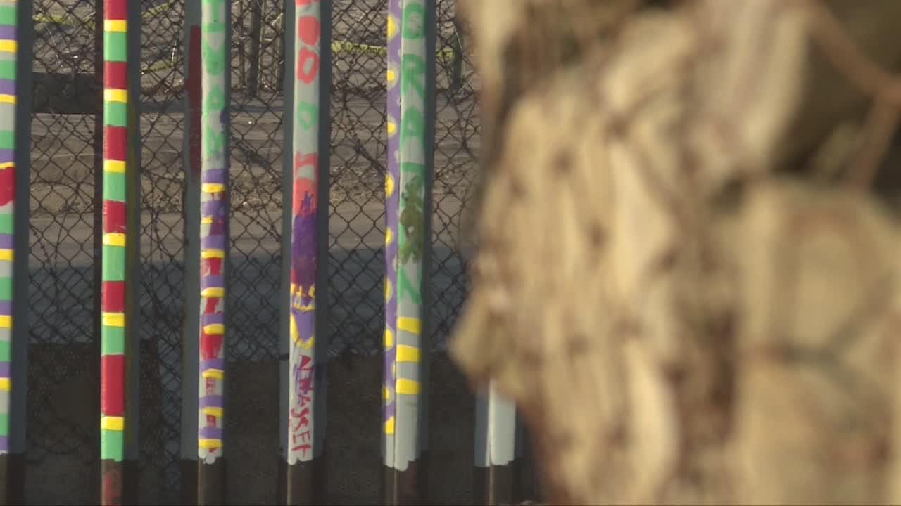 티후아나의 바위부터 국경 장벽까지 다시 집중하세요