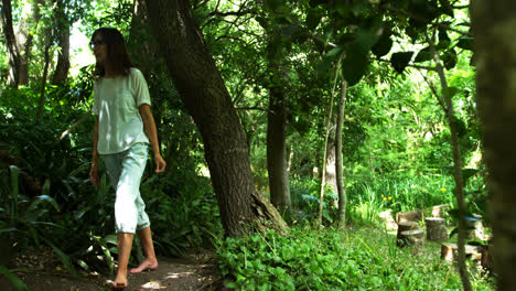 Mujer-Madura-Caminando-En-El-Parque-4k