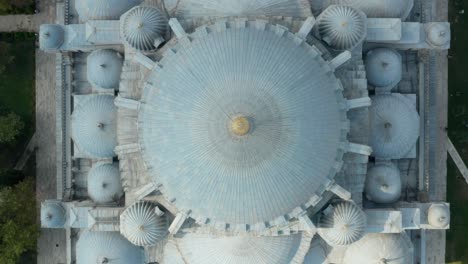 directamente por encima del techo de la mezquita obra maestra de la arquitectura en hermoso azul claro y oro, ojos de aves aéreas por encima de la cabeza vista de arriba hacia abajo