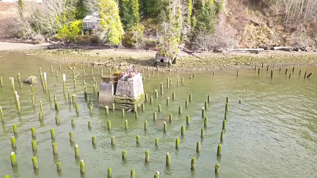 드론 1080p로 만에 있는 오래된 통조림 위를 날다