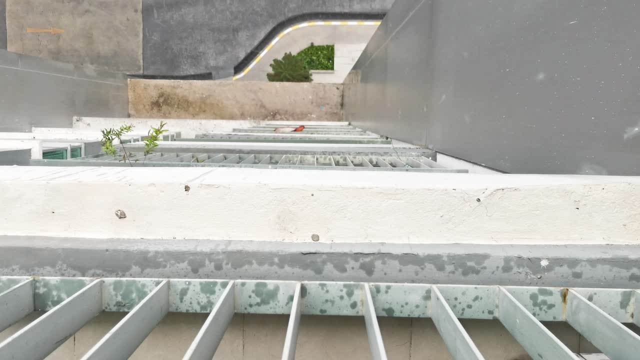 위에서 거리를 직접 내려다보는 콘도미니엄 아파트 발코니 외부의 폭풍우