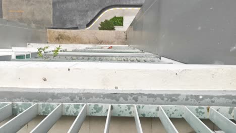 tormenta de lluvia fuera del balcón de un apartamento en condominio mirando directamente a la calle desde arriba