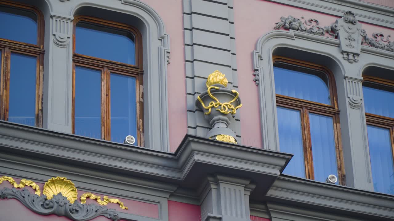 슬로우 모션 공개 독특한 로맨스 고딕 양식의 역사적인 건물 황금 장식 조각 조각상 문틀 역사적인 창 붉은 회색 벽 흥미로운 왕의 고대 건축