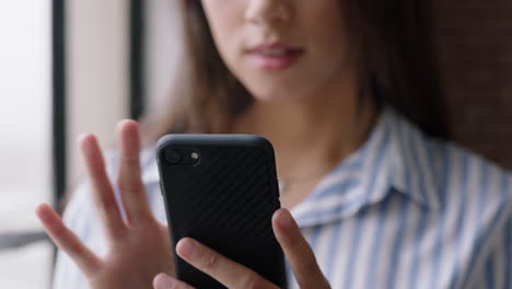 집에서 스마트폰을 사용하는 젊은 히스패닉 여성 휴대전화로 문자 메시지를 검색하고 편안한 아침 네트워킹을 즐기고 라이프 스타일을 공유합니다.