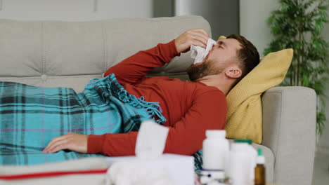 ソファに横たわっている病気の男