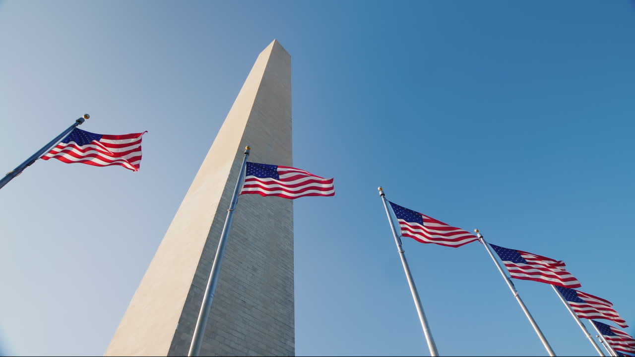 Monumento a Washington e Bandiere USA