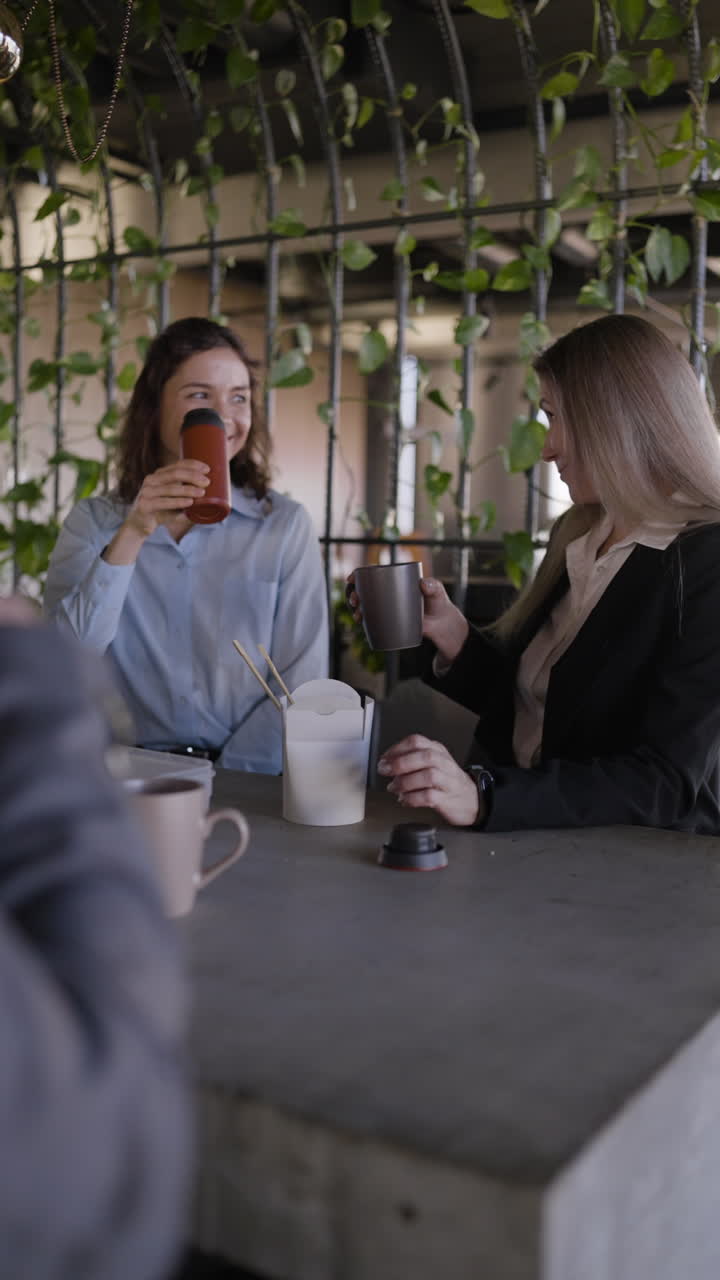 mujeres de negocios almorzando juntas