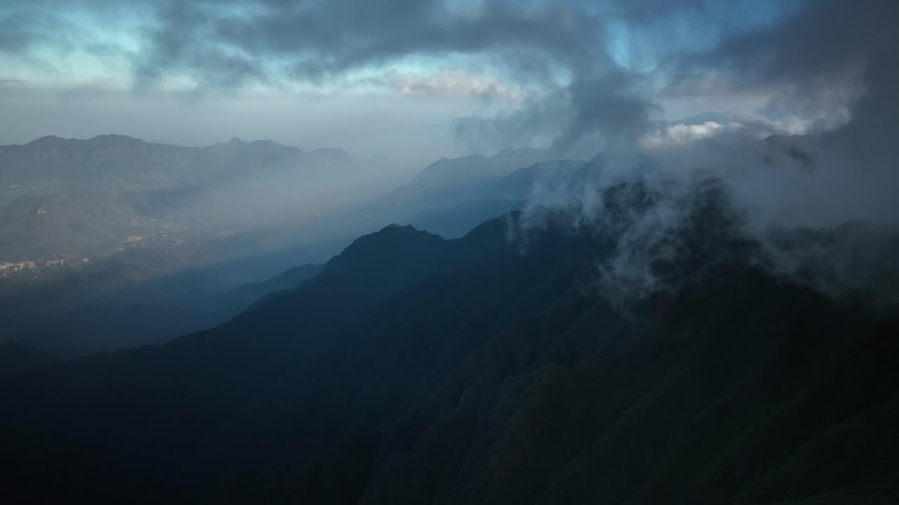 el oscuro y sombrío cielo se asoma ominosamente sobre la silueta de las montañas