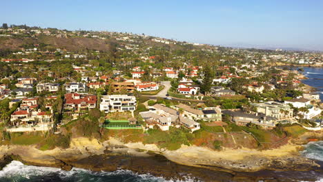 Luftaufnahme-Von-Küstenhäusern-Und-Unterkünften-Am-Wasser-In-La-Jolla,-Kalifornien,-USA