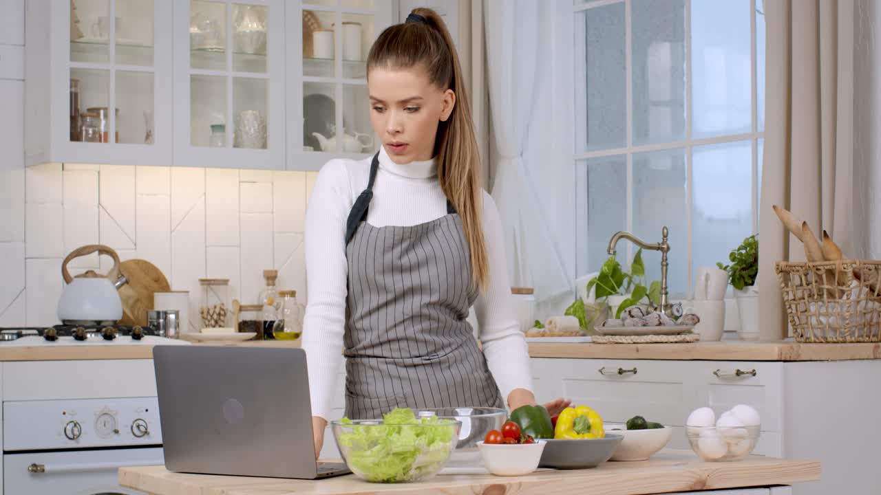 mujer cocinando en línea
