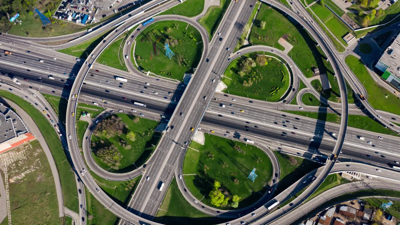 vista aérea de una intersección de autopistas en moscú.