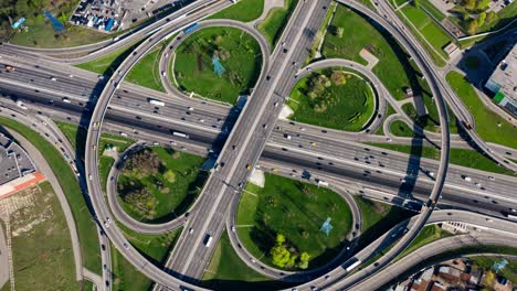 Vista-Aérea-Timelapse-De-Una-Intersección-De-Autopistas-Con-Senderos-De-Tráfico-En-Moscú.