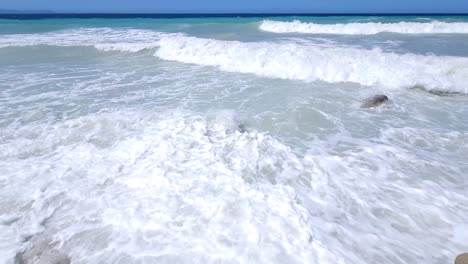 olas blancas salpicando en la costa azul del mediterráneo con un vasto horizonte, ofreciendo un amplio espacio de copia para la creatividad